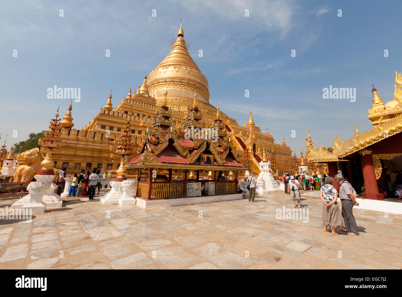 Il Shwe-Zi-gon Pagoda, Bagan, Myanmar ( Birmania ), Asia Foto Stock