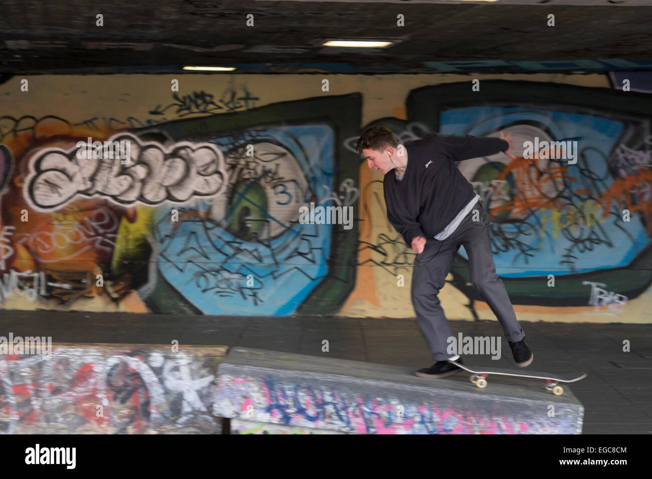 Skateboarders pratica le loro competenze a Londra, sotto croft on Southbank Foto Stock