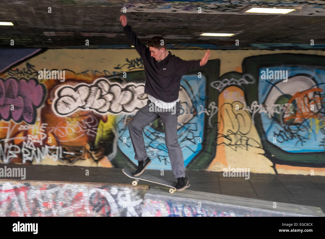Skateboarders pratica le loro competenze a Londra, sotto croft on Southbank Foto Stock