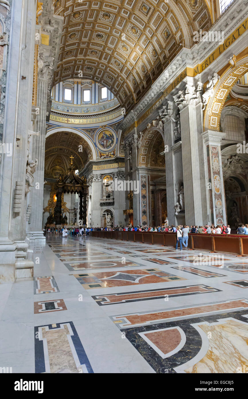 Il pavimento in marmo e l'interno della Basilica di San Pietro e il  Vaticano, Roma, Italia Foto stock - Alamy