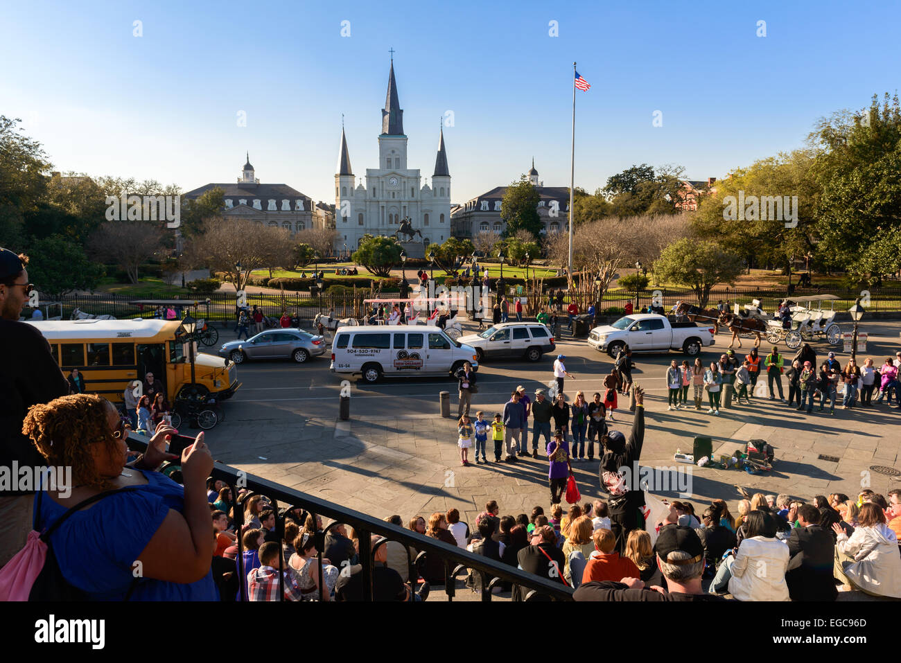 Street performance raccoglie una folla di turisti nel Quartiere Francese di New Orleans. Foto Stock