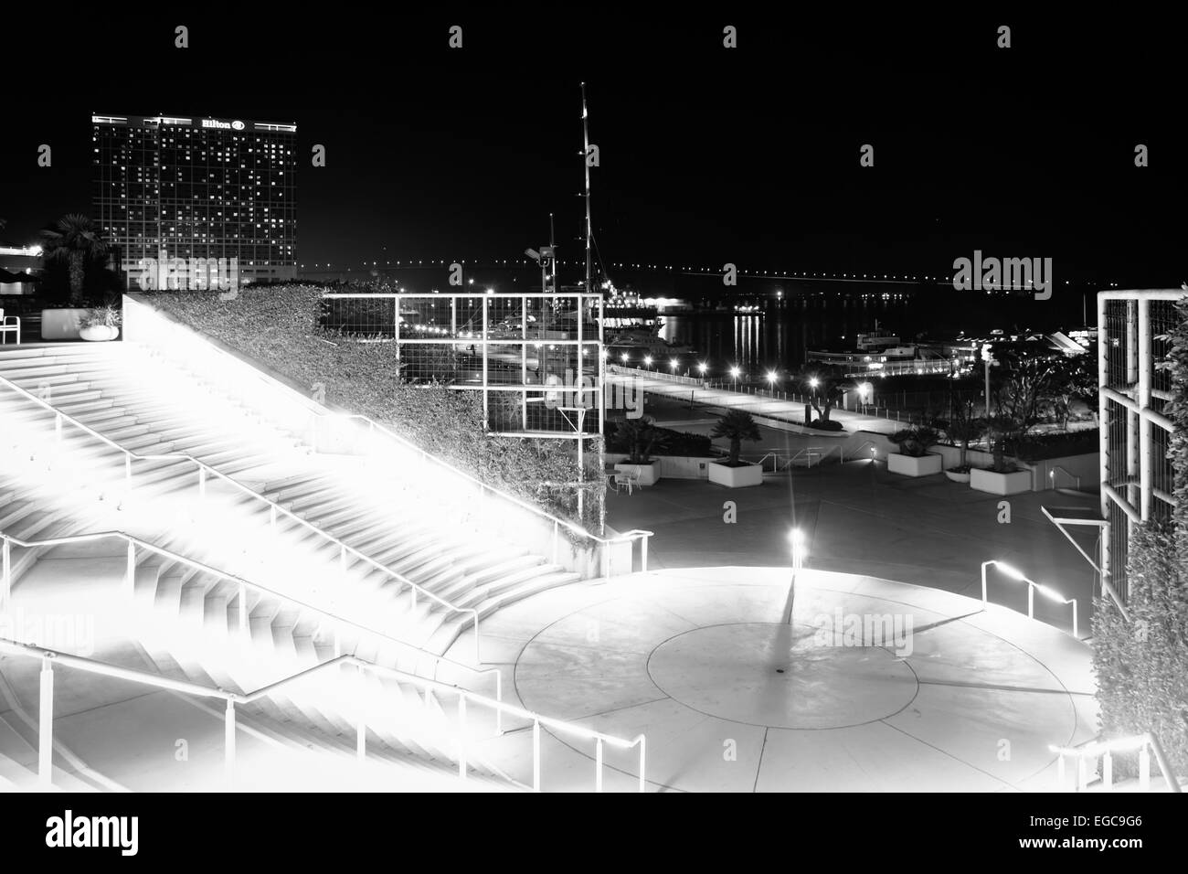 La scala e la vista del mare di notte presso il Centro Congressi di San Diego, California. Foto Stock