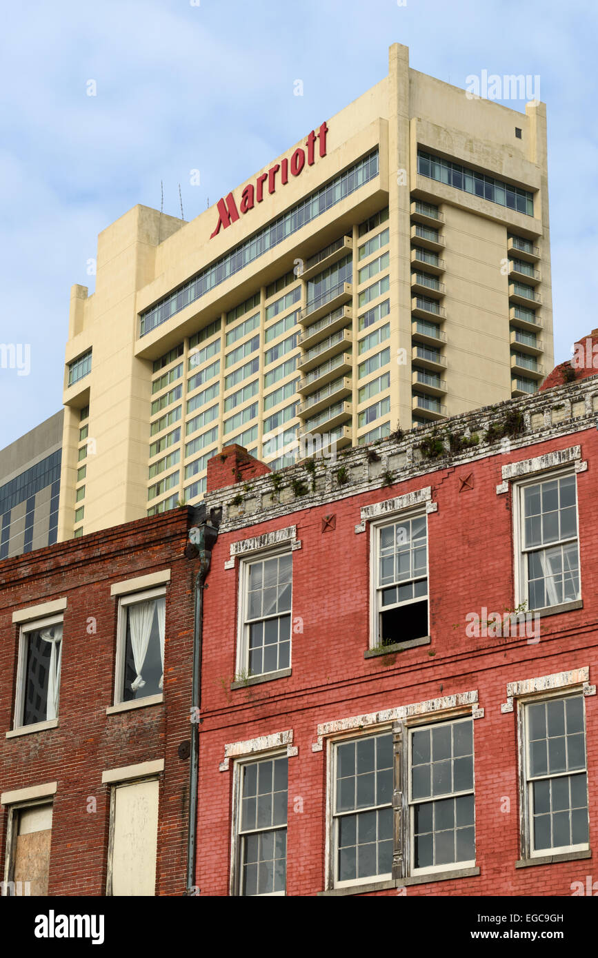 Molti edifici nel Quartiere Francese di New Orleans sufferend dopo l uragano Katrina e inondazioni e non sono ancora rinnovato Foto Stock