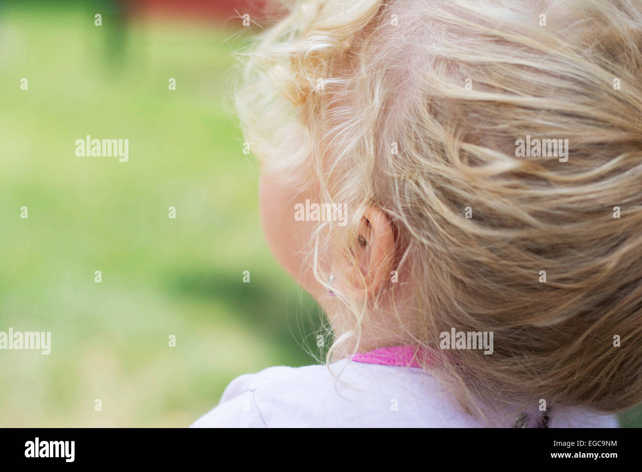 Bambina con riccioli biondi cercando Foto Stock