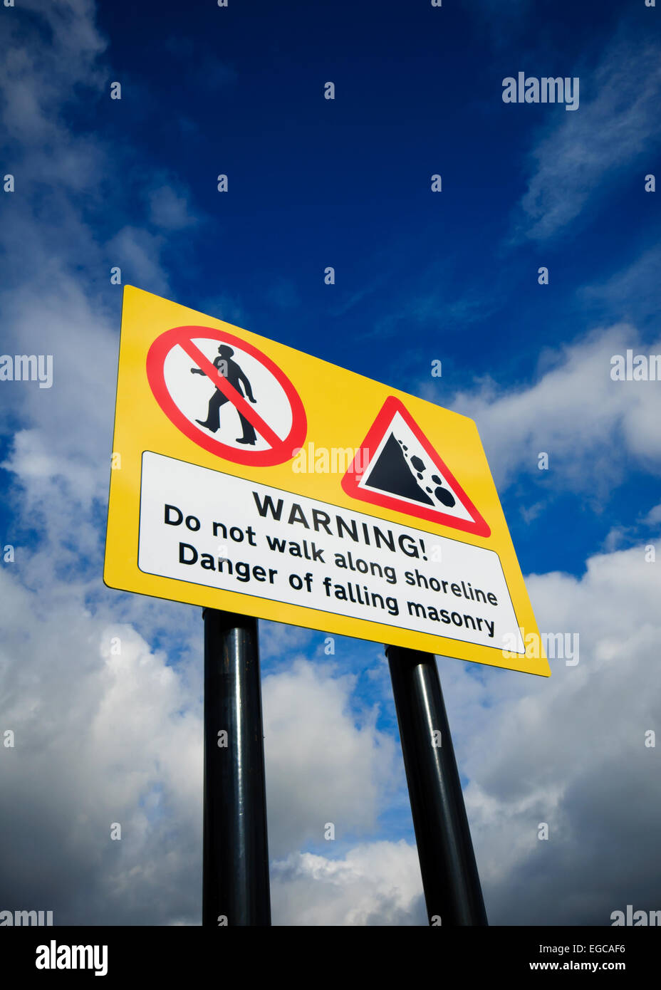 Un segnale di avvertimento sulla banca del fiume Medway, Foto Stock