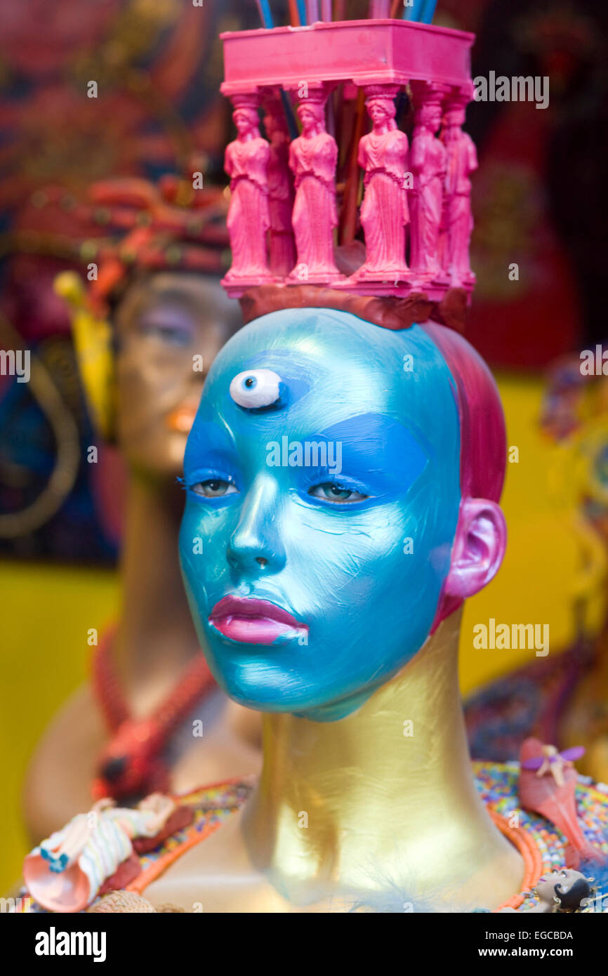 La finestra del display di un manichino dipinto di blu con un terzo occhio in London Inghilterra England Foto Stock