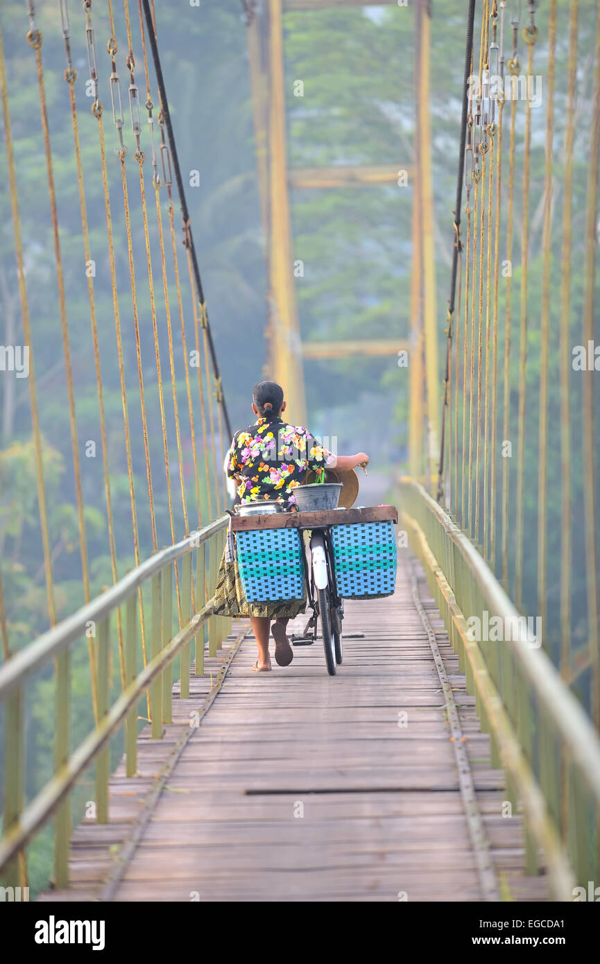 Questo ponte sul fiume Opak, è così stretta che solo abbastanza per una bicicletta/motocicletta per passare Foto Stock