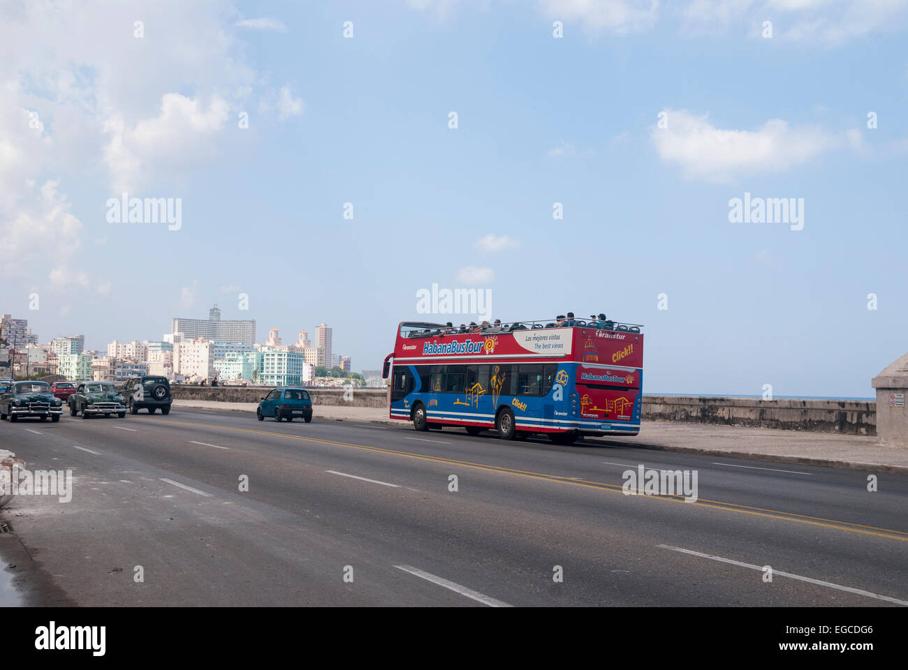 Un autobus turistico hop on hop off cubano a due piani che viaggia lungo il viale sul lungomare di Malecon a l'Avana Cuba Foto Stock