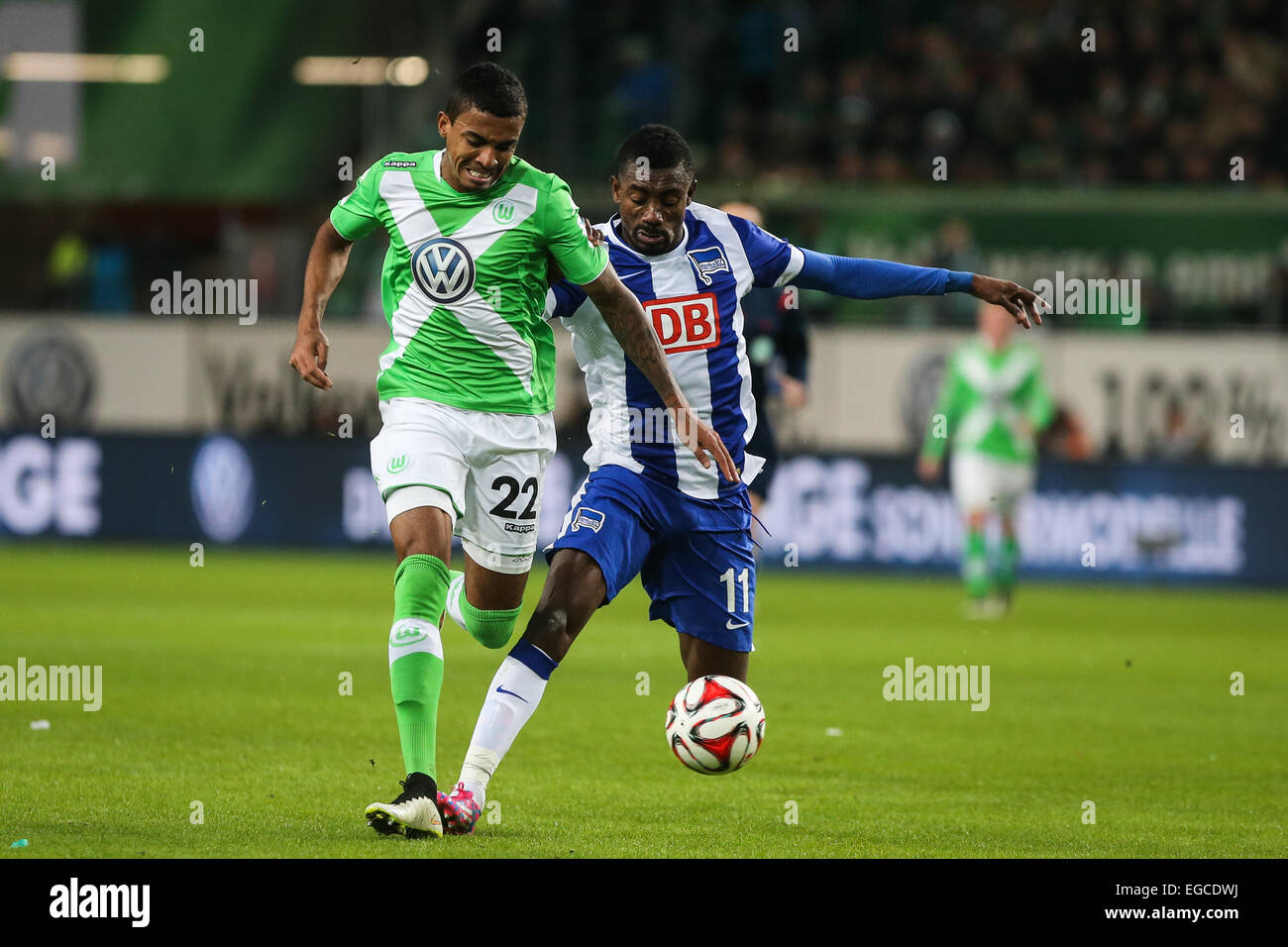Wolfsburg, Germania. Il 22 febbraio, 2015. Luiz Gustavo (L) di VfL Wolfsburg vies con Salomon Kalou di Hertha BSC durante il loro tedesco prima divisione della Bundesliga corrispondono a Wolfsburg, in Germania centrale, il 22 febbraio, 2015. VfL Wolfsburg ha vinto 2-1. © Zhang ventola/Xinhua/Alamy Live News Foto Stock