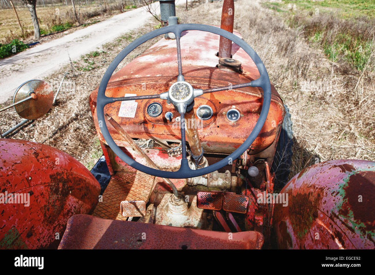 Volante dettaglio di Rusty Vintage il trattore su terreni agricoli, Badajoz, Spagna Foto Stock