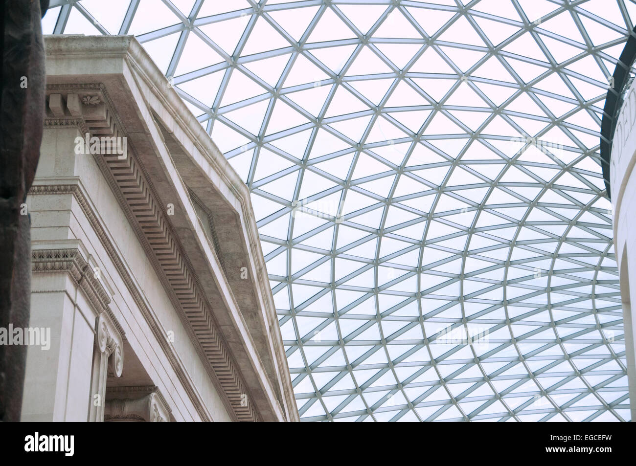 Il British Museum di Queen Elizabeth II grande corte ed è a mosaico sul tetto di vetro. Parte dell'ala est facciata è visibile. Foto Stock