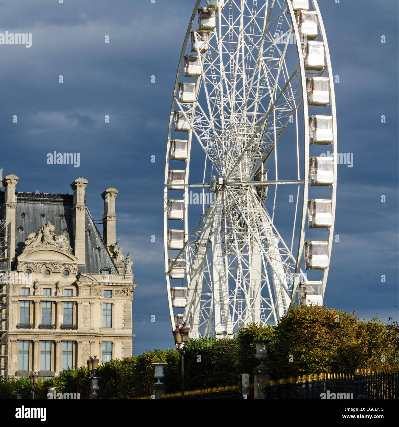La Grande Roue de Paris di fronte al Louvre a Fete des Tuileries di Parigi, Francia. Foto Stock