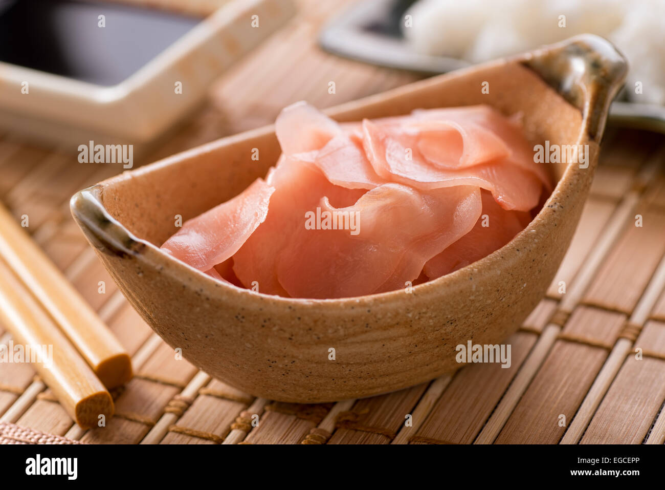 Una ciotola di freschi e deliziosi decapati sushi zenzero. Foto Stock