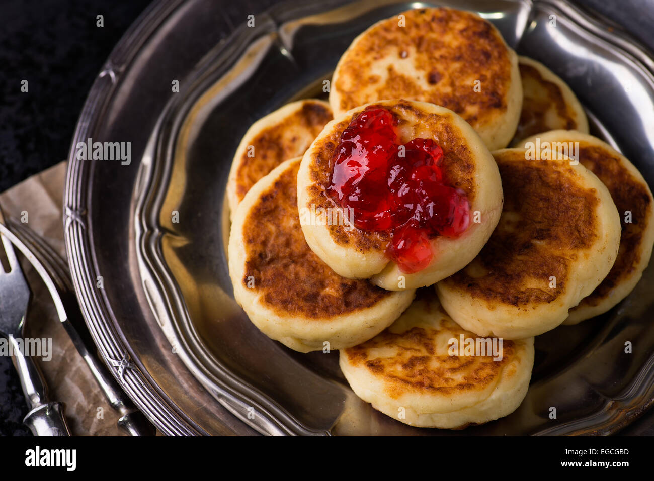 Cottage cheese pancake con confettura di ribes, closeup, vista dall'alto Foto Stock