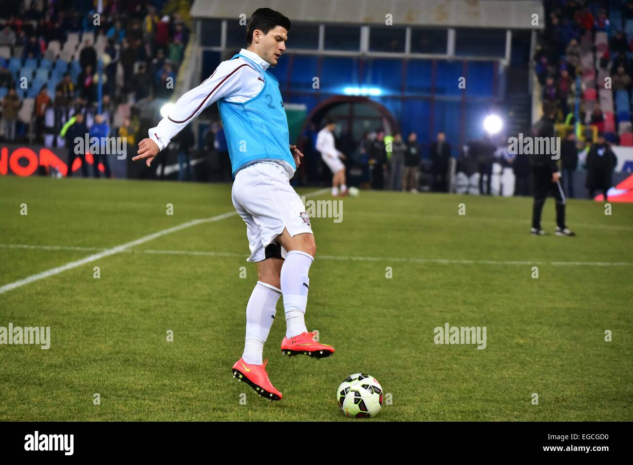 Ghencea Stadium, Romania ROU. Il 22 febbraio, 2015. Cristian Sapunaru #22 di Bucarest veloce riscaldamento prima della Romania Liga I gioco tra Steaua Bucharest ROU e Bucarest veloce ROU a Ghencea Stadium, Romania ROU. Catalin Soare/Cal Sport Media/Alamy Live News Foto Stock