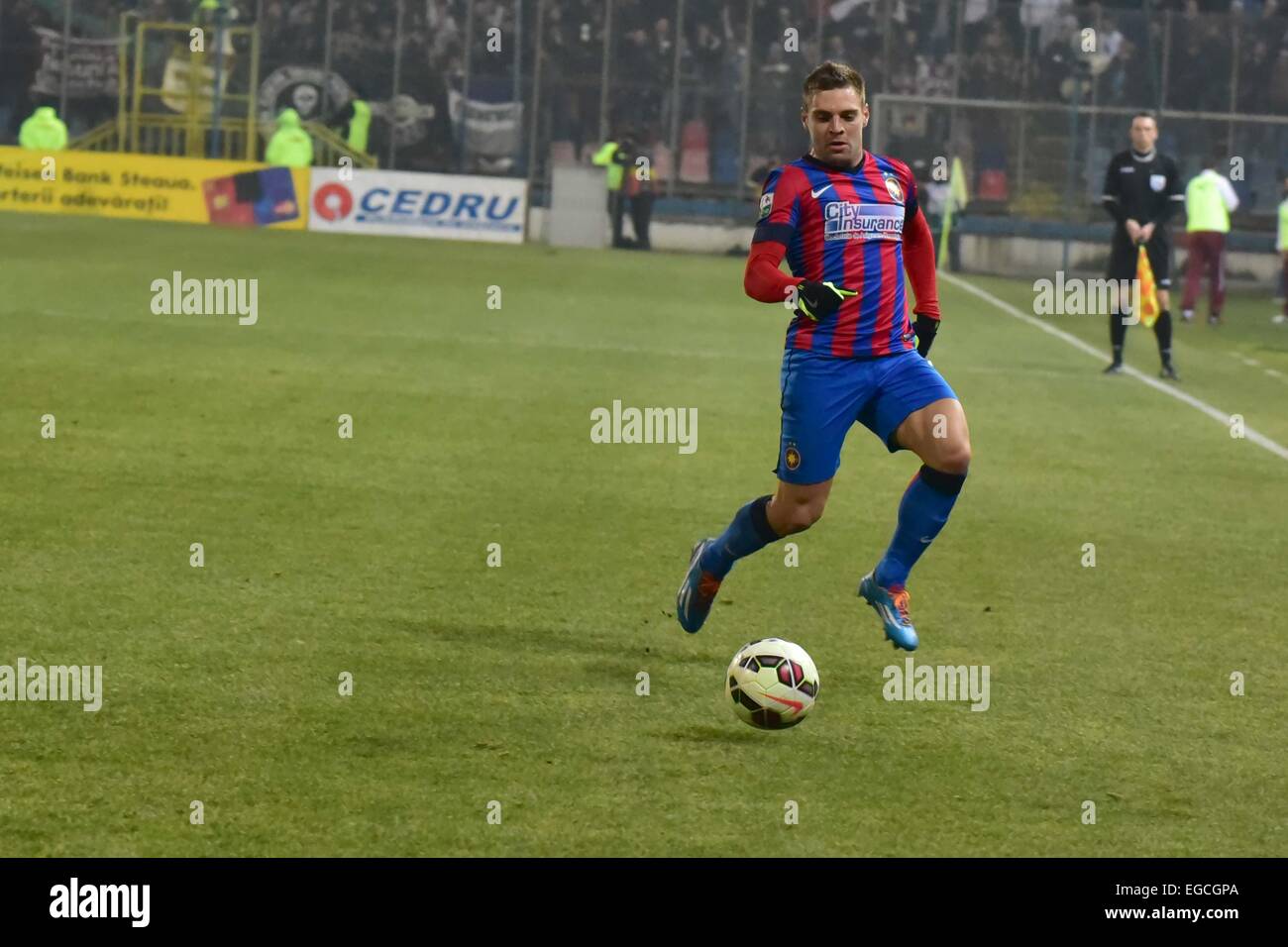 Ghencea Stadium, Romania ROU. Il 22 febbraio, 2015. Adrian Popa #77 di Steaua Bucarest in azione durante la Romania Liga I gioco tra Steaua Bucharest ROU e Bucarest veloce ROU a Ghencea Stadium, Romania ROU. Catalin Soare/Cal Sport Media/Alamy Live News Foto Stock