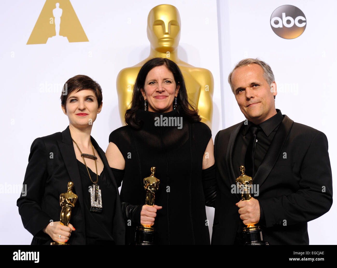 Los Angeles, Stati Uniti d'America. Il 22 febbraio, 2015. Laura Poitras (C), Mathilde Bonnefoy (L) e Dirk Wilutzky pongono dopo aver vinto il Miglior Documentario Feature award per "cittadino quattro' durante la 87th Academy Awards al Dolby Theatre di Los Angeles, gli Stati Uniti, il 22 febbraio, 2015. Credito: Yang Lei/Xinhua/Alamy Live News Foto Stock