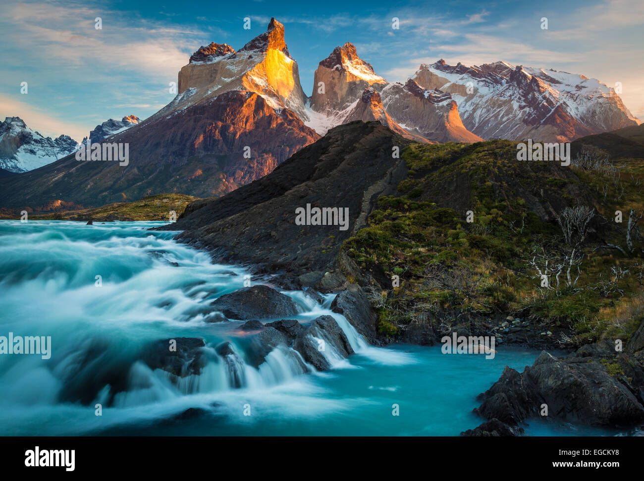Los Cuernos torreggianti sopra Salto Grande e Lago Nordenskjold, Torres del Paine, Patagonia cilena Foto Stock