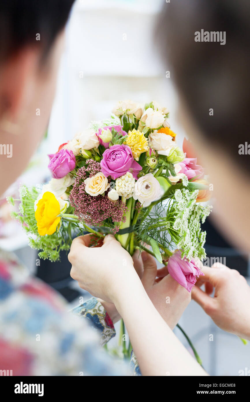 Due fioristi creare fantastici bouquet glamour Foto Stock