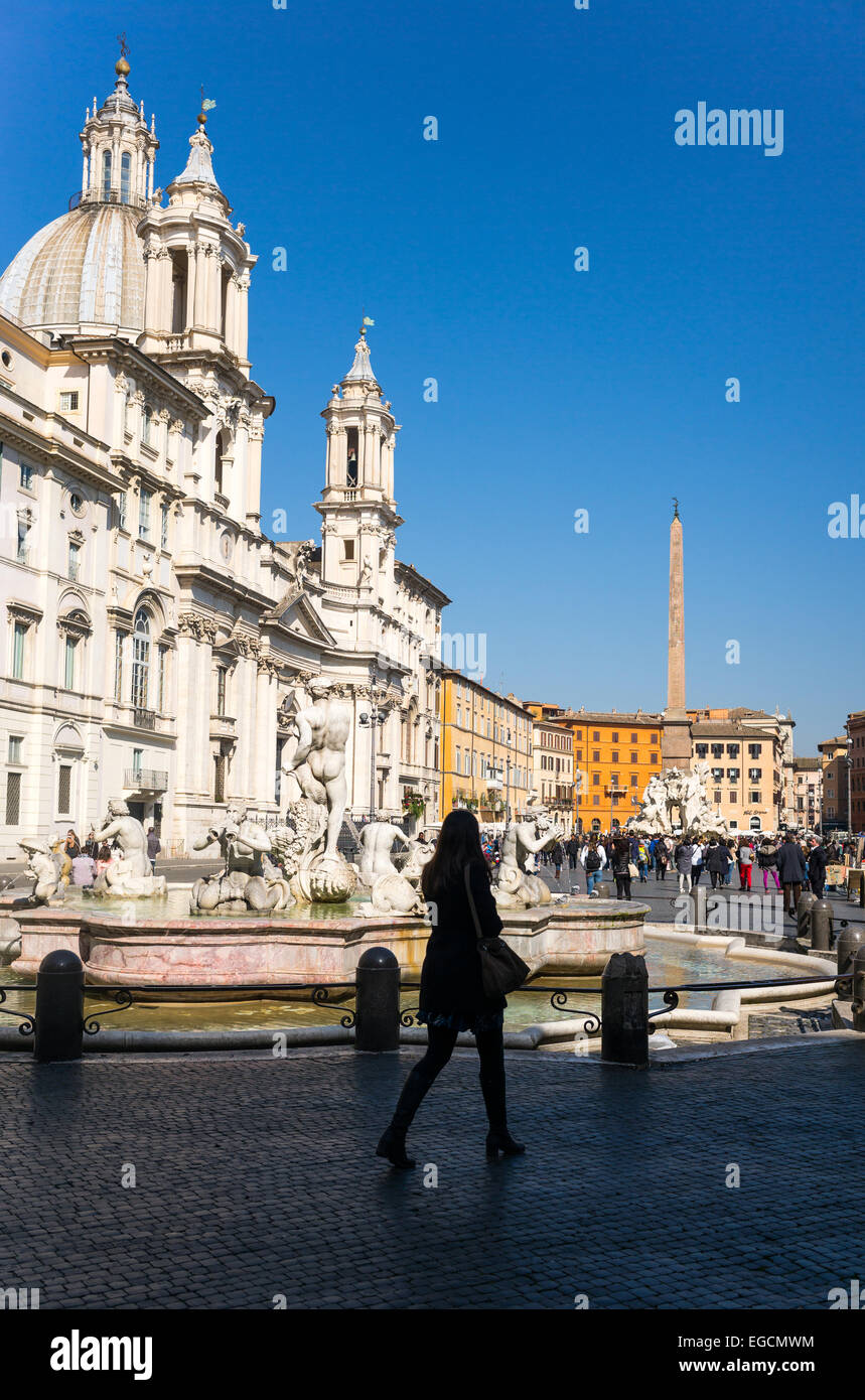 Roma, vista generale della Piazza Navona con la Sant Agnese in Agone la chiesa e le tre fontane Foto Stock