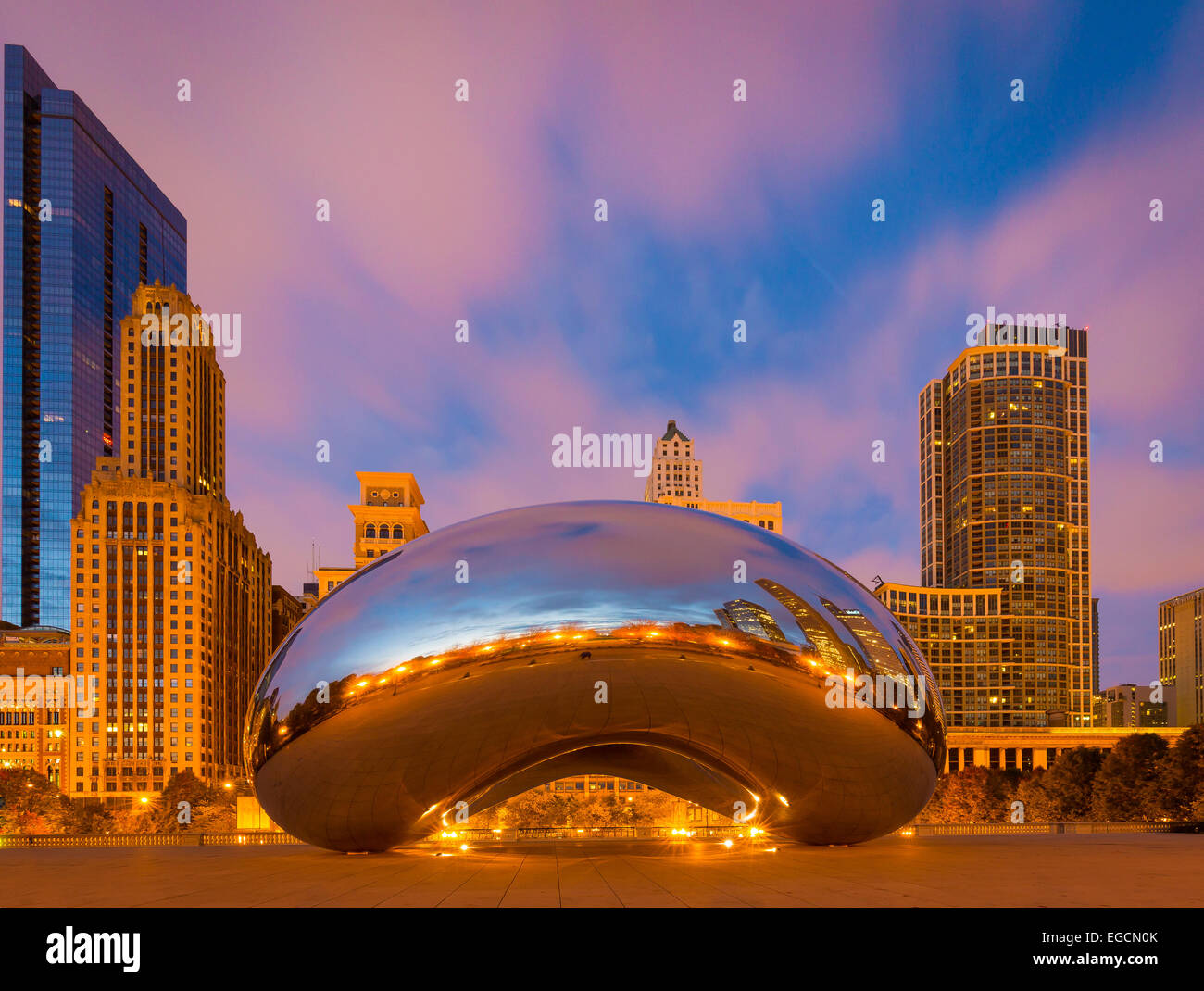 Il Cloud Gate è un pubblico di una scultura in AT&T Plaza al Millennium Park nel Loop area community di Chicago, Illinois Foto Stock