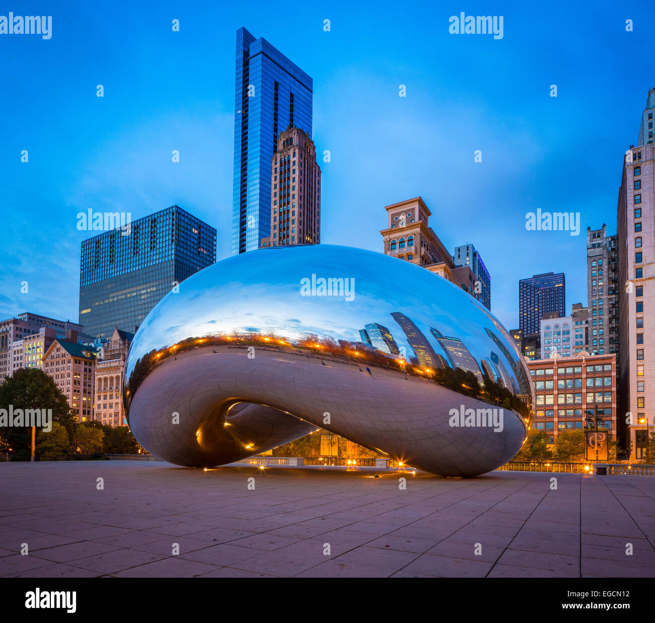 Il Cloud Gate è un pubblico di una scultura in AT&T Plaza al Millennium Park nel Loop area community di Chicago, Illinois Foto Stock