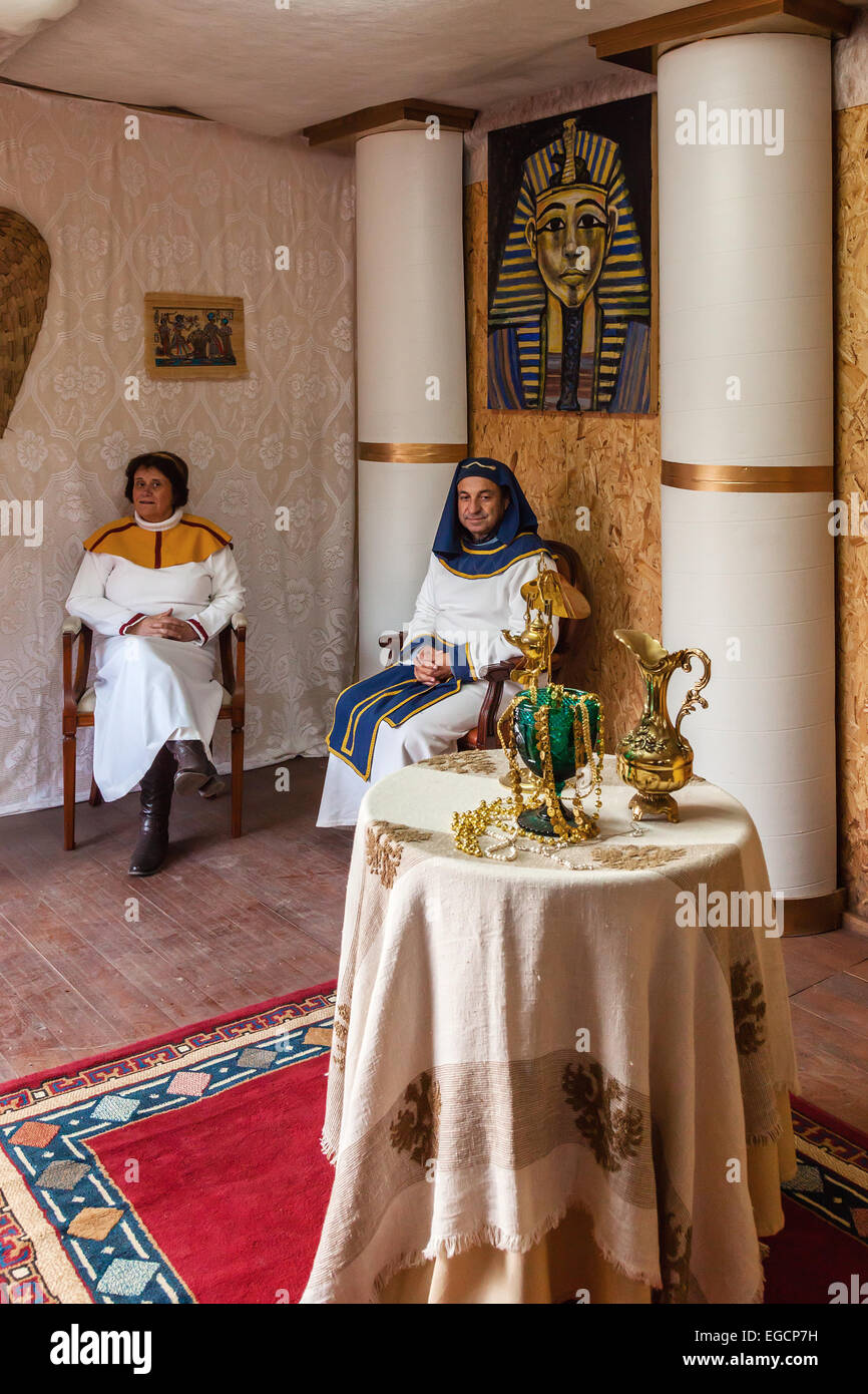 Priscos, Portogallo. Più Grande Presepe vivente in Europa. Rappresentazione di un antico tempio Egizio con i sacerdoti. Vedere Ulteriori informazioni Foto Stock