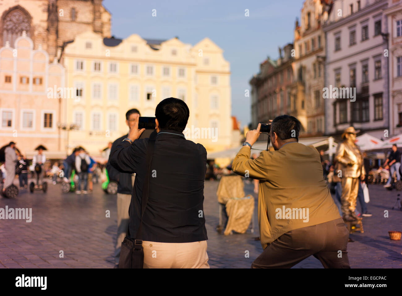 Turisti asiatici prendere le foto di ogni altro nella Piazza della Città Vecchia di Praga. Foto Stock