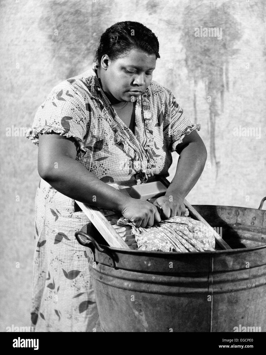 1930s afro-donna americana di lavaggio di vestiti di lavaggio su WASHBOARD IN ZINCO galvanizzato cestello di lavaggio Foto Stock
