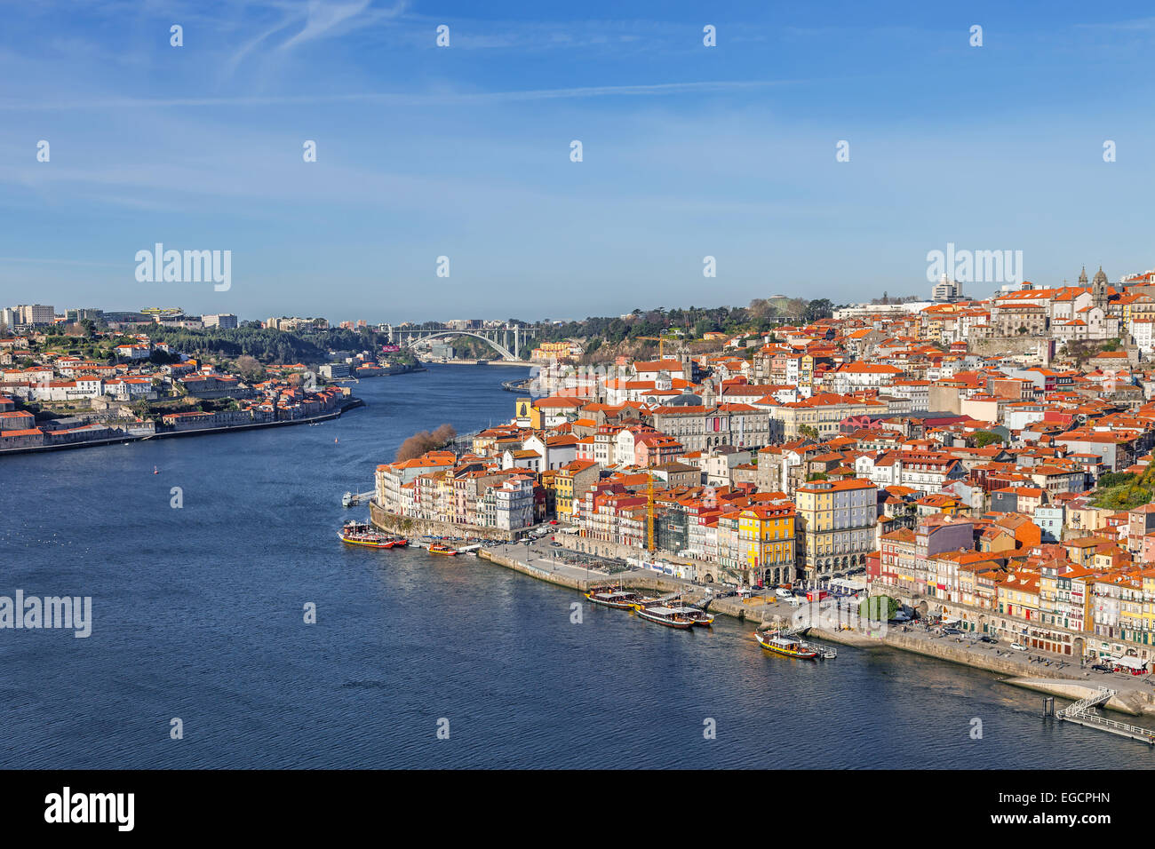 Visualizzazione dello storico quartiere Ribeira e il fiume Douro nella città di Porto, Portogallo. Patrimonio Mondiale dell Unesco Foto Stock