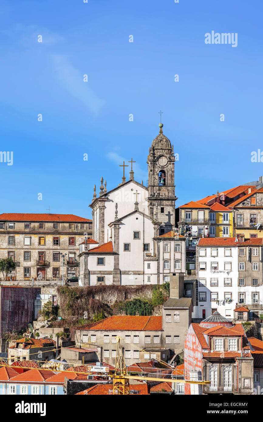 Skyline della parte vecchia della città di Porto, Portogallo, con la Nossa Senhora da Vitoria Chiesa. Patrimonio Mondiale dell Unesco Foto Stock