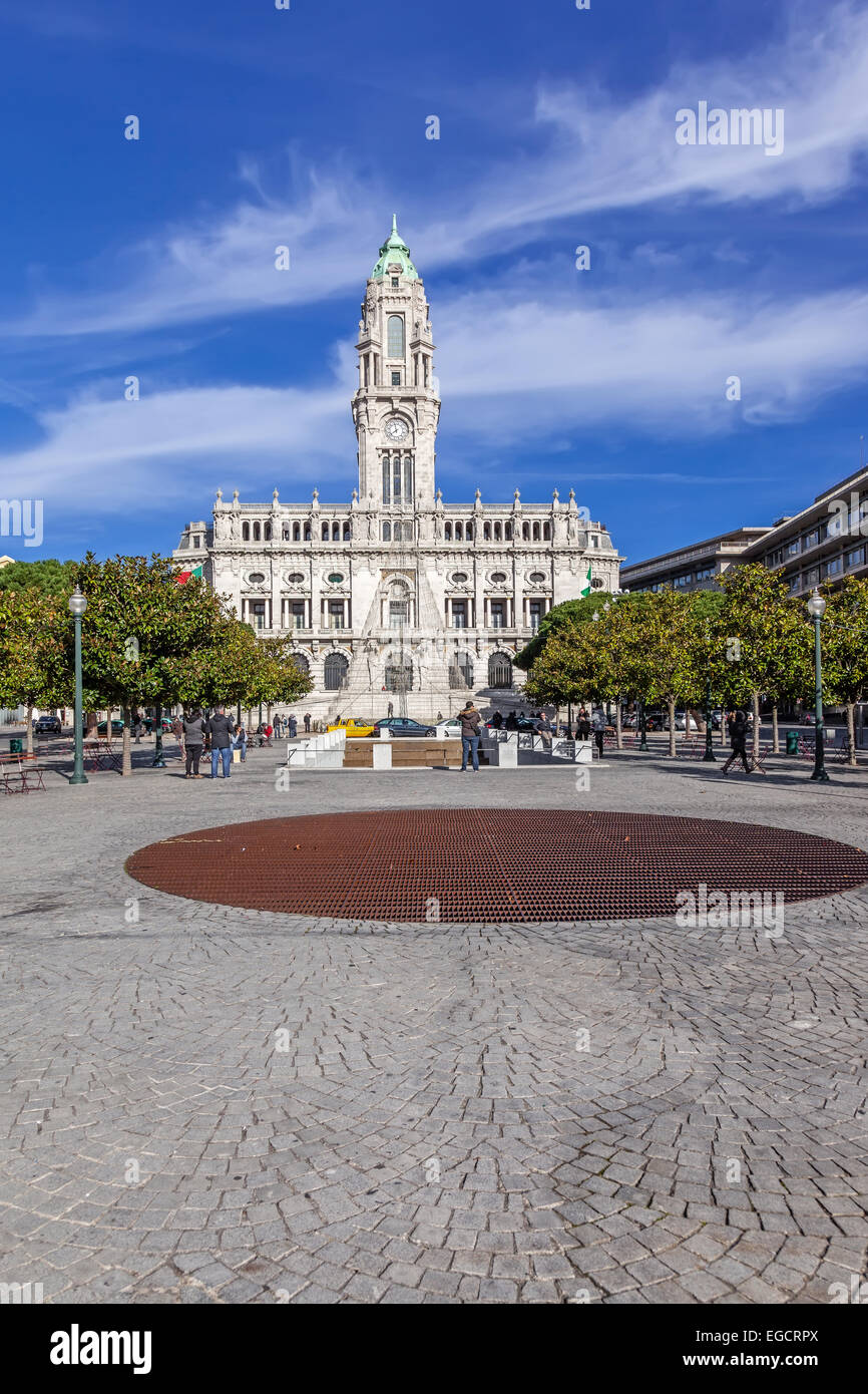 Porto, Portogallo. Dicembre 29, 2014: il Municipio di Porto situato nella parte superiore della Aliados Avenue Foto Stock