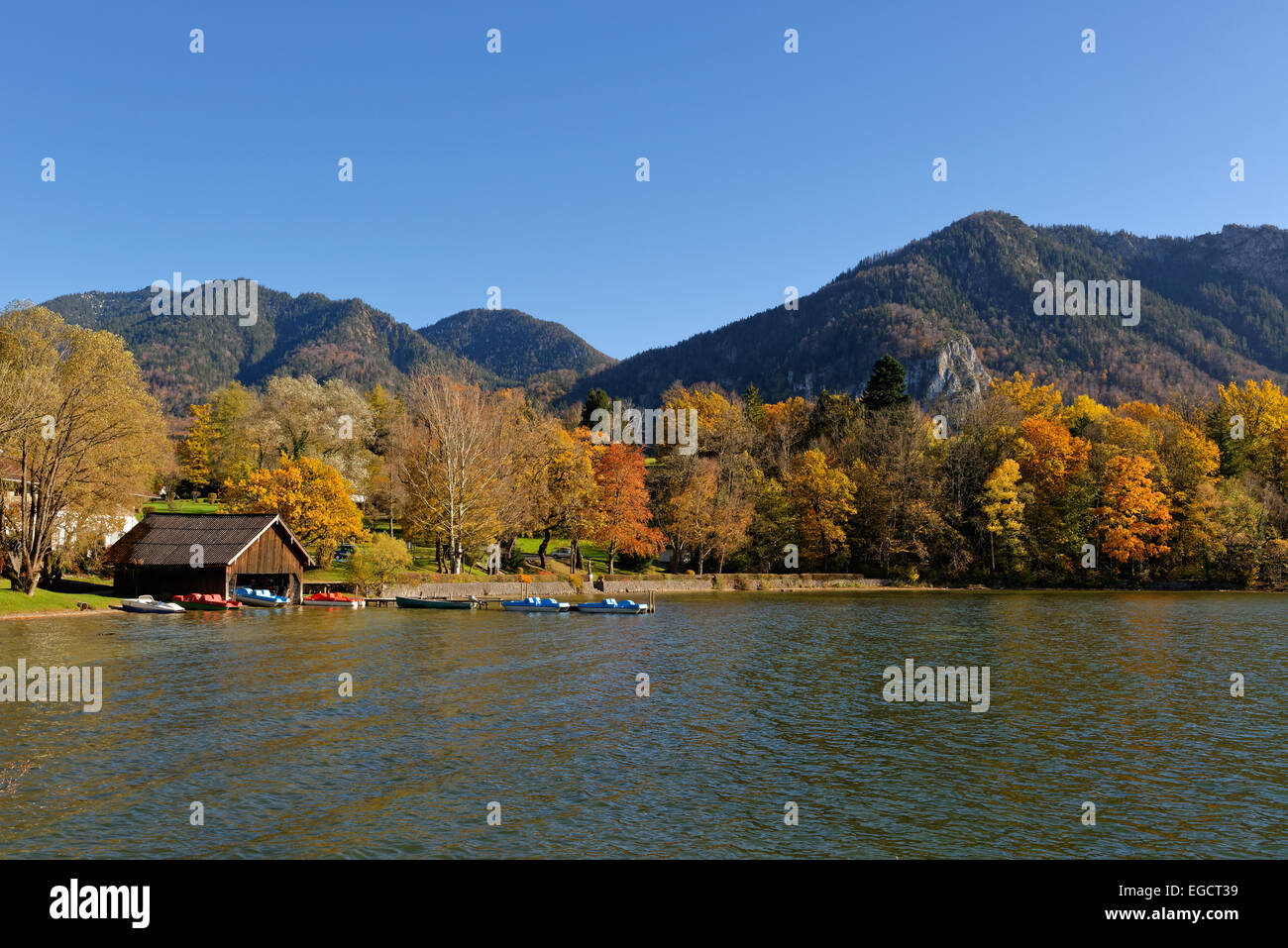 Autunno in riva al lago di Kochel o lago Kochelsee con Mt Jochberg, Kochel am See, Alta Baviera, Baviera, Germania Foto Stock