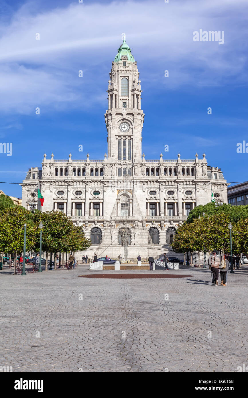 Porto, Portogallo. Dicembre 29, 2014: il Municipio di Porto situato nella parte superiore della Aliados Avenue Foto Stock