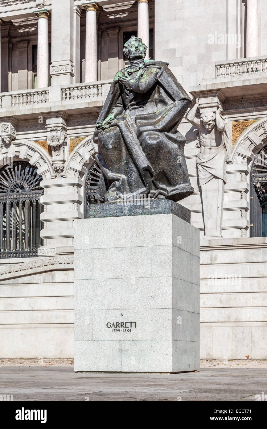 Porto, Portogallo. Almeida Garrett statua, una grande portoghese scrittore romantici del XIX c. Collocato di fronte al municipio di Porto Foto Stock