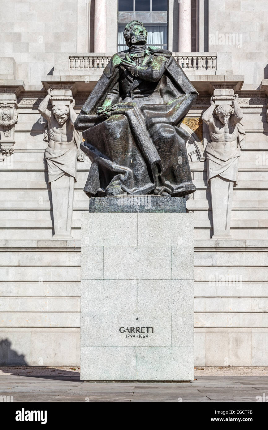 Porto, Oporto, Portogallo. Almeida Garrett statua, una grande portoghese scrittore romantici del XIX c. Posto di fronte a Porto Municipio. bronzo, podio Foto Stock