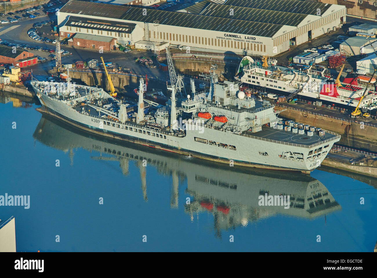 Una veduta aerea di RFA Wave Knight, un fleet tanker della Flotta Reale ausiliario, nel dock a Birkenhead Foto Stock