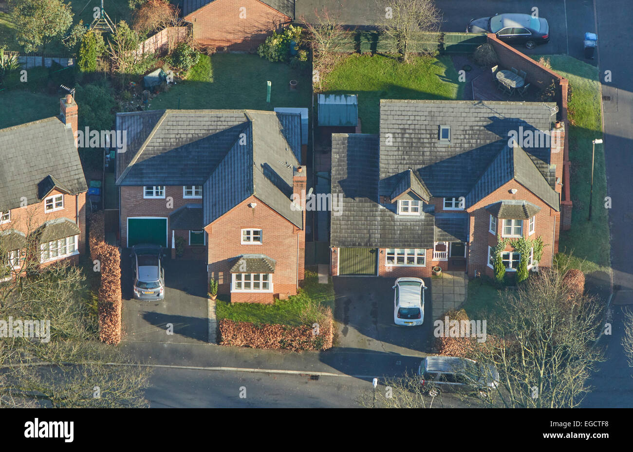 Una veduta aerea di stile britannico alloggiamento suburbana presi in inverno. Foto Stock