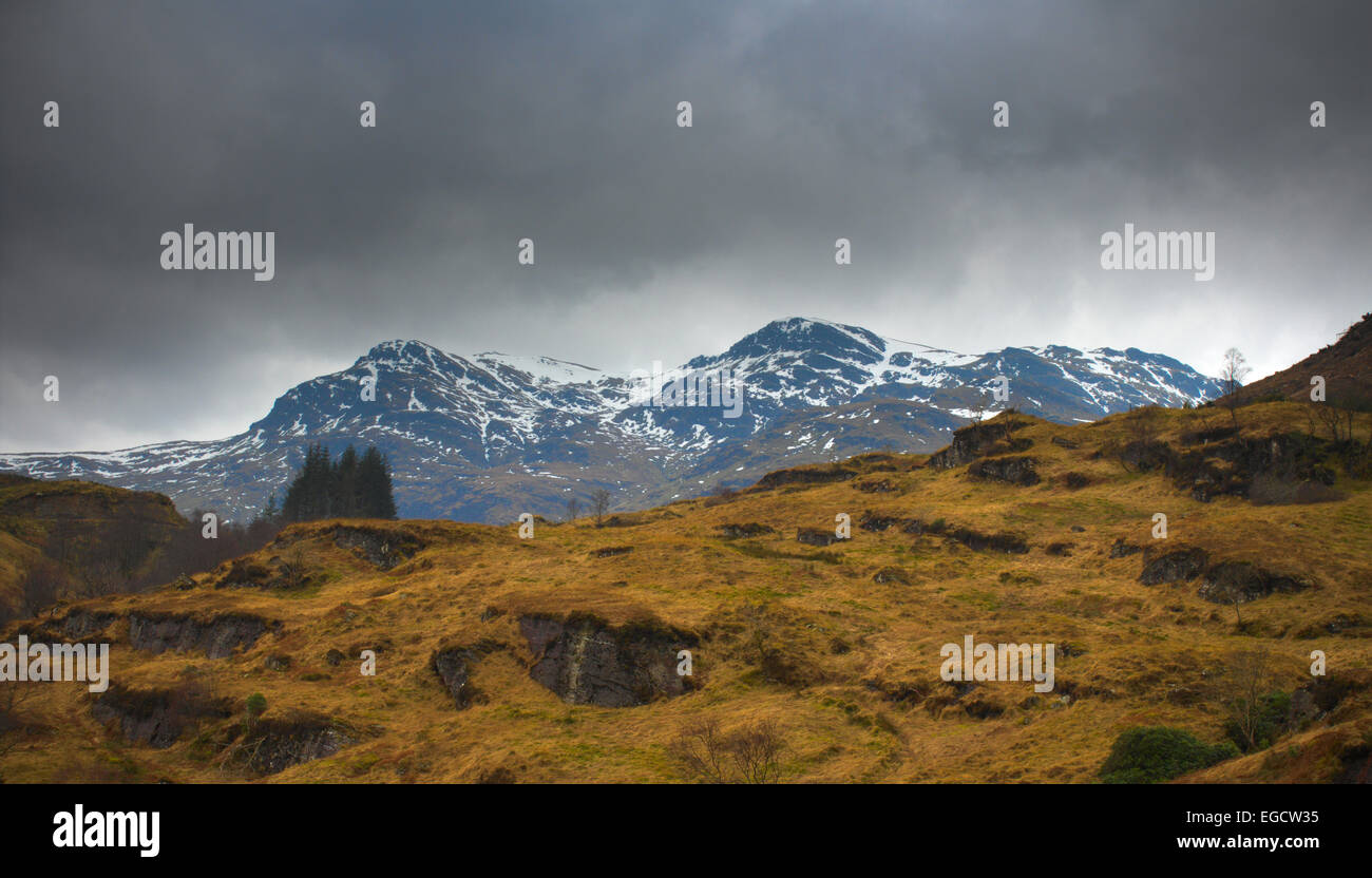 Snow capped Scottish montagna in inverno Foto Stock