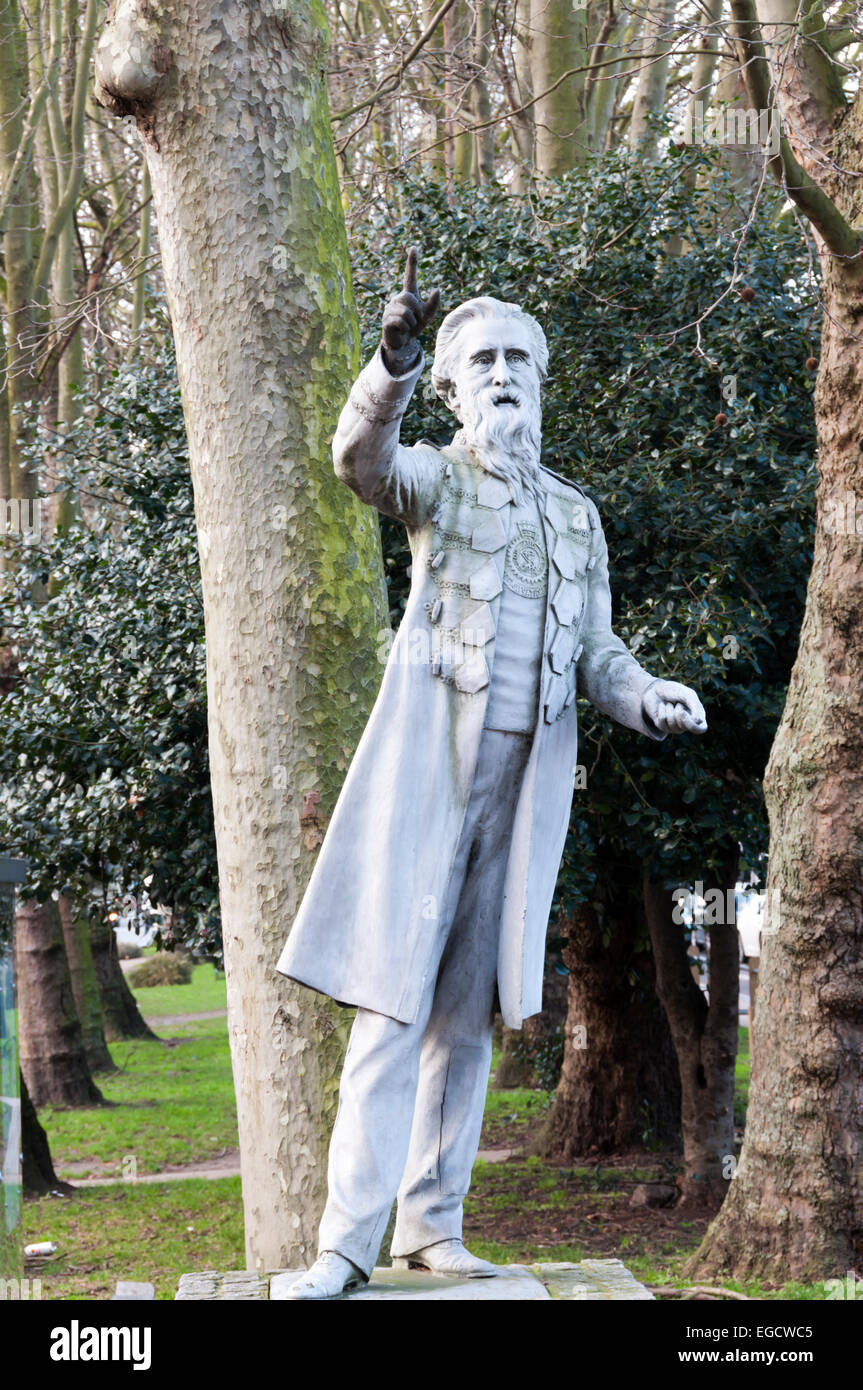 Statua di William Booth, fondatore dell'Esercito della Salvezza, a Mile End Road. I dettagli nella descrizione. Foto Stock