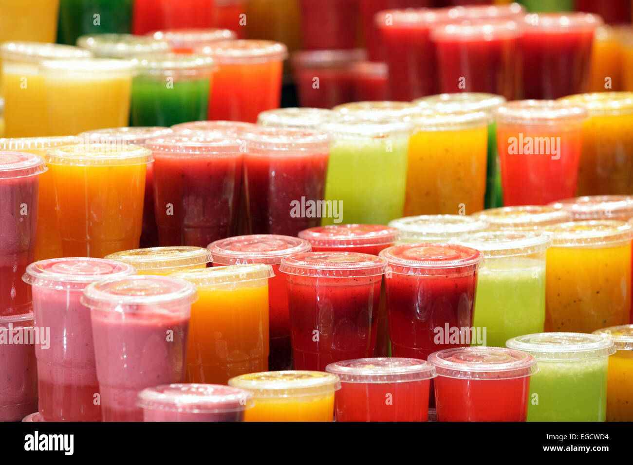 Luminose di colore colore selezione di bevande di frutta sul display, Barcellona mercato alimentare, Spagna Foto Stock