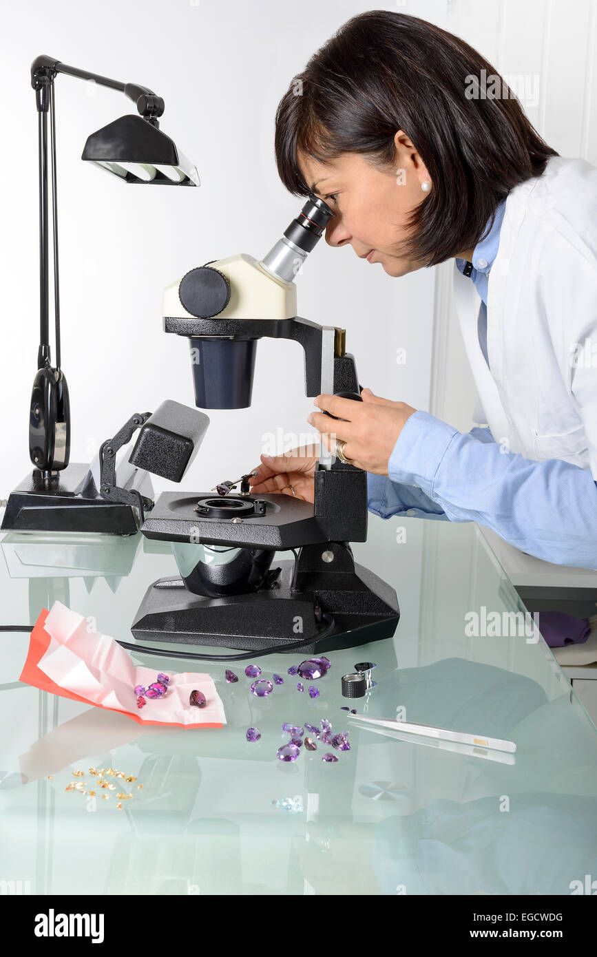 La donna, lo stimatore di gemme in laboratorio con microscopio e strumenti  di gemmologia Foto stock - Alamy