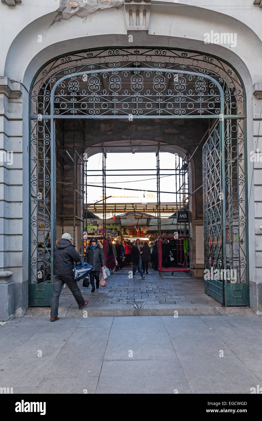 Porto, Portogallo. Dicembre 29, 2014: ingresso dello storico mercato Bolhao. Xviii secolo architettura neoclassica. Foto Stock