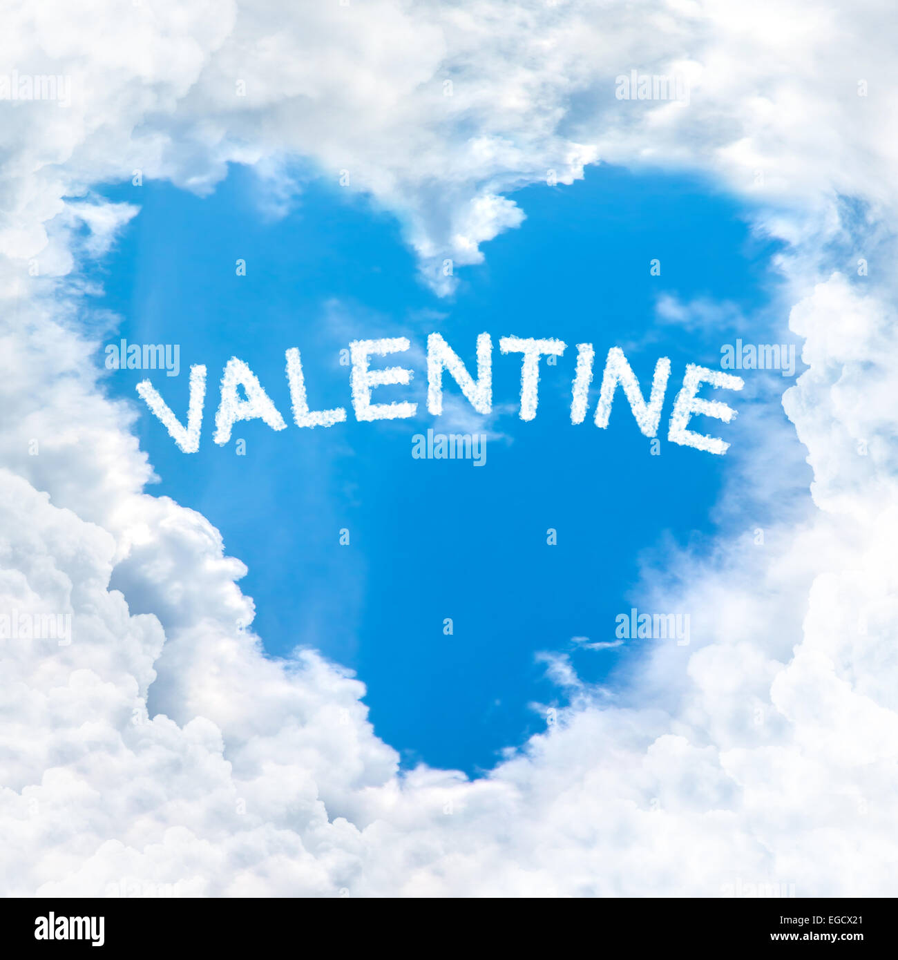 Parola di san valentino cloud forma di cuore blue sky solo in background Foto Stock