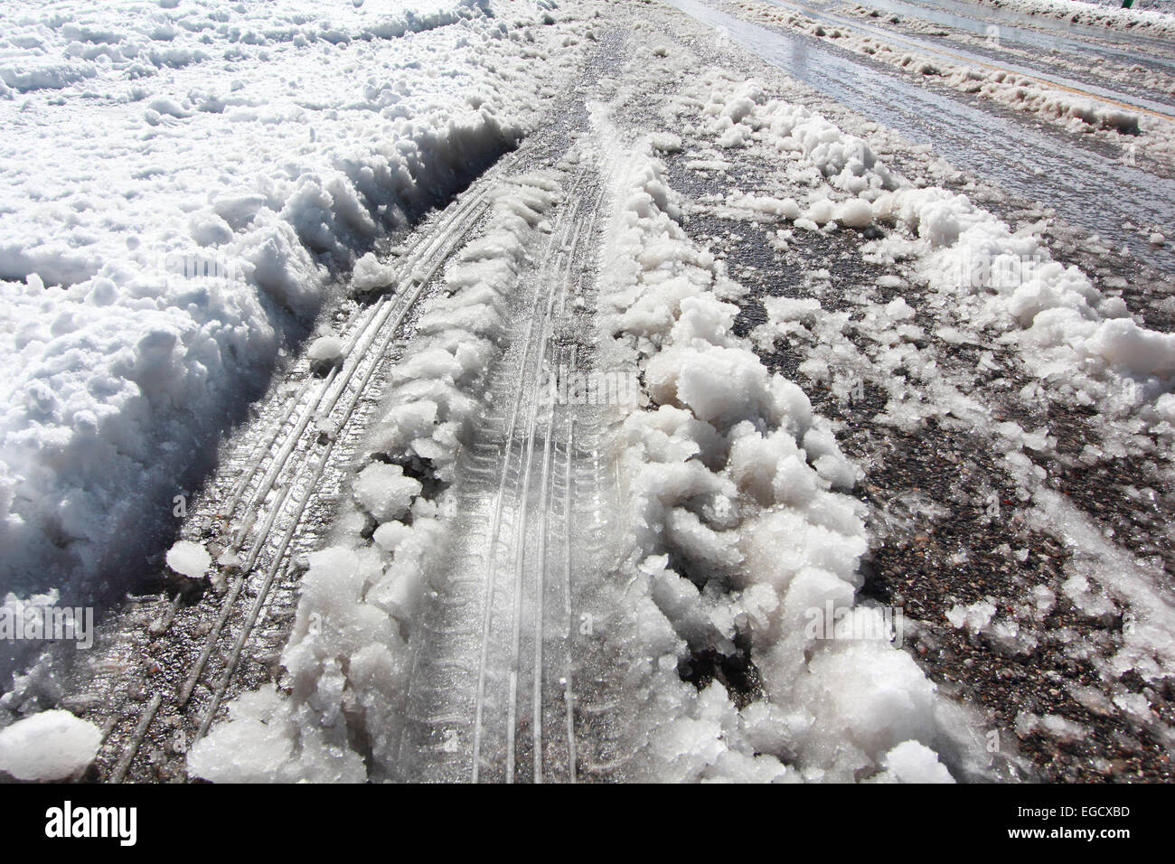 Pneumatico via segni sul manto di neve strada in inverno Foto Stock