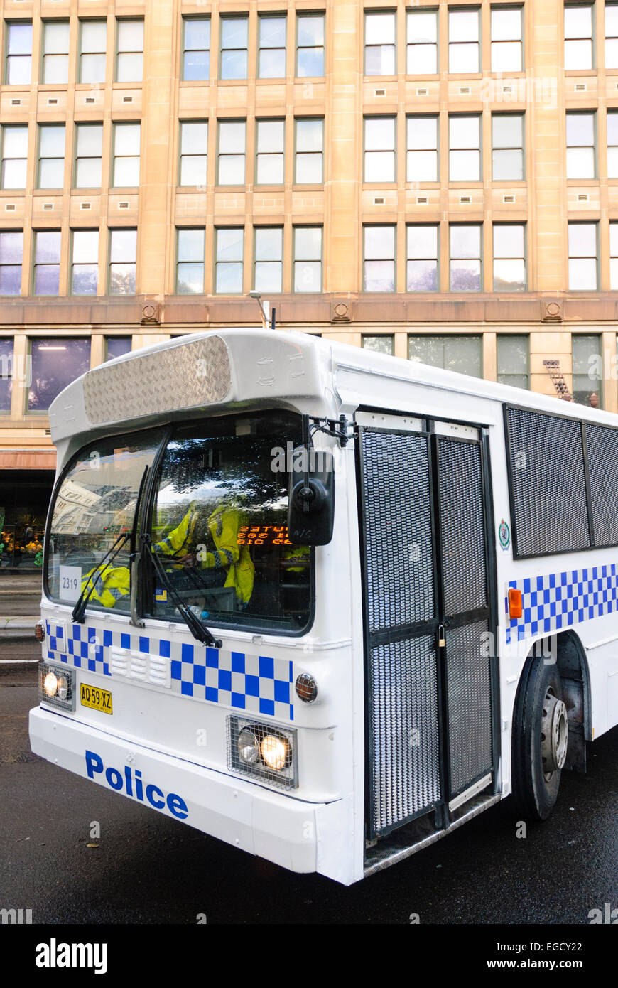 Il vecchio bus bianco convertito per garantire la sicurezza del trasporto di polizia Foto Stock