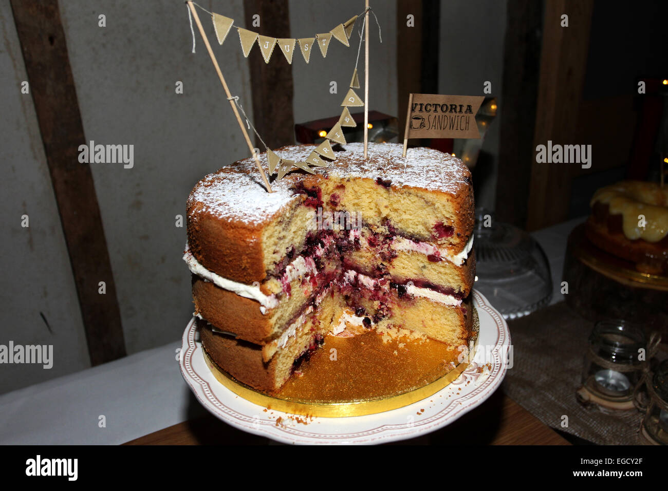 Gustosa la torta su un vassoio in corrispondenza di un ricevimento di nozze a Southend fienili in Chichester, West Sussex, Regno Unito. Foto Stock