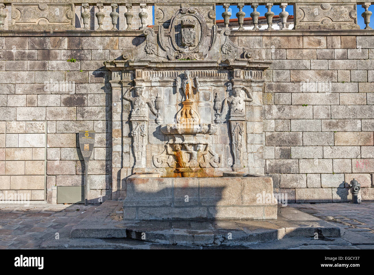 Rua Escura fontana situata nei pressi della cattedrale di Porto e la gogna. Xvii secolo architettura. Porto, Portogallo Foto Stock