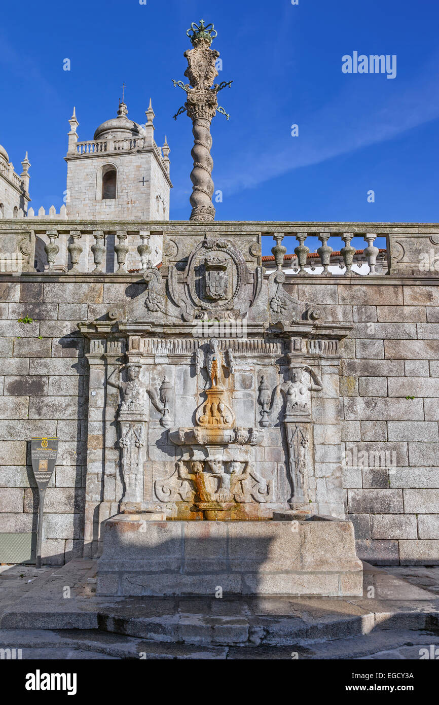 Rua Escura fontana situata nei pressi della cattedrale di Porto e la gogna. Xvii secolo architettura. Porto, Portogallo Foto Stock
