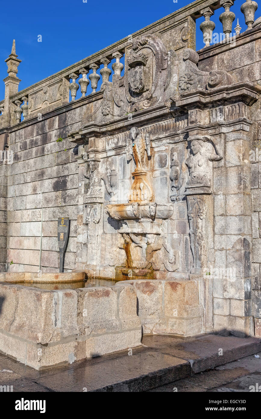 Rua Escura fontana situata nei pressi della cattedrale di Porto e la gogna. Xvii secolo architettura. Porto, Portogallo Foto Stock